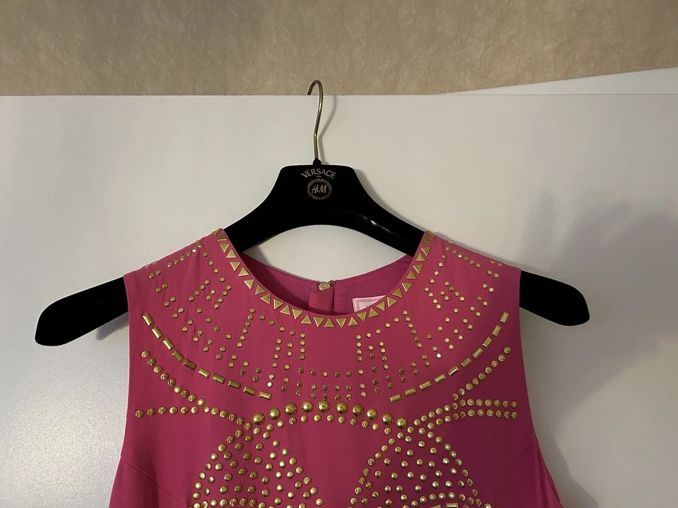 Versace for H&M Kleid Seide Pink Goldene Nieten Barbiecore Gr. 40 Neuwertig - Bild 3 von 4
