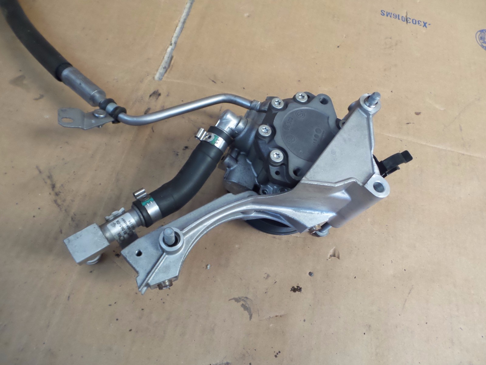 200812 BMW E90 E92 E93 S65 V8 ENGINE POWER STEERING OIL PUMP w PULLEY