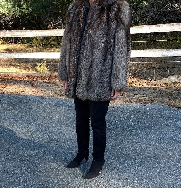 Abrigo de piel de zorro plateado para dama Foto 3 de 4