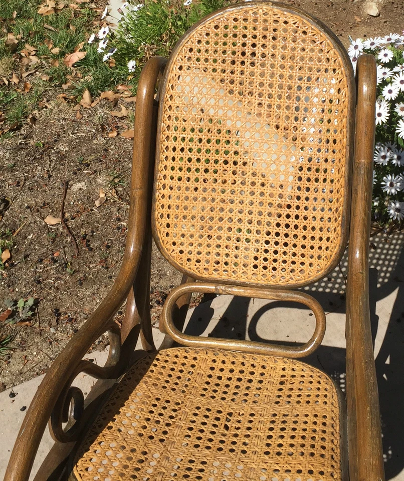 CADEIRA DE BALANÇO VINTAGE THONET INFANTIL MADEIRA CURVADA/CANA - MEADOS DO SÉCULO - POLÔNIA/ÁUSTRIA - Imagem 4 de 4