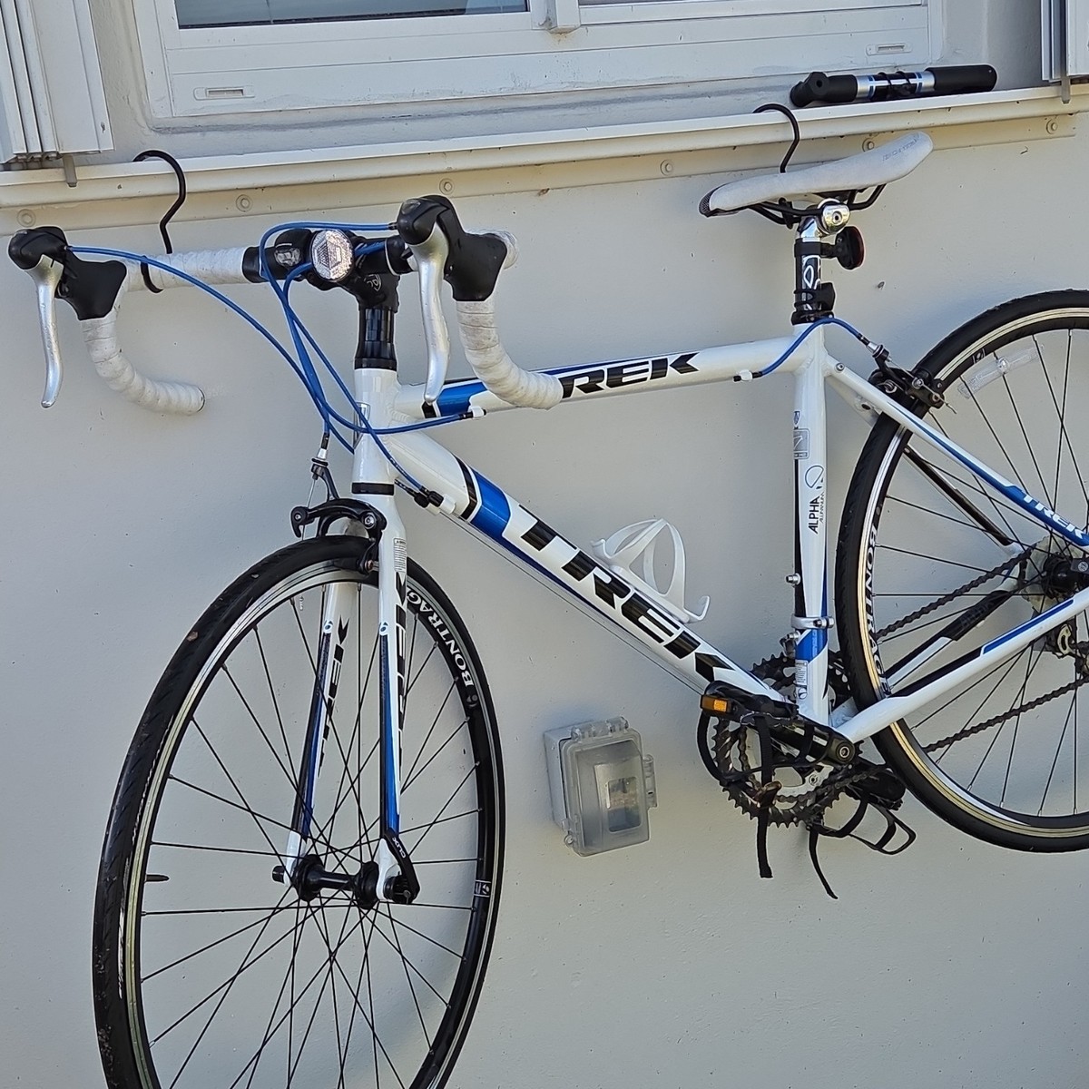 Trek アルファアルミニウム ロードバイク 700C Trek Alpha Road Bike 700C 54cm White Blue Drop Bar Bontrager Tires