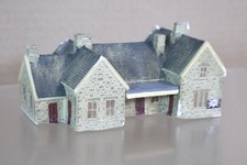 SD MOULDINGS N SCALE STONE PAINTED LARGE STATION TICKET OFFICE 16on