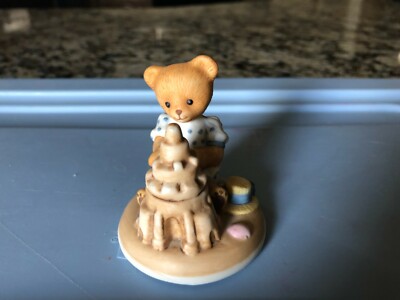 1986 FRANKLIN MINT  PORCELAIN BEAR  FIGURINE Emily Furdinand Brown sandcastle