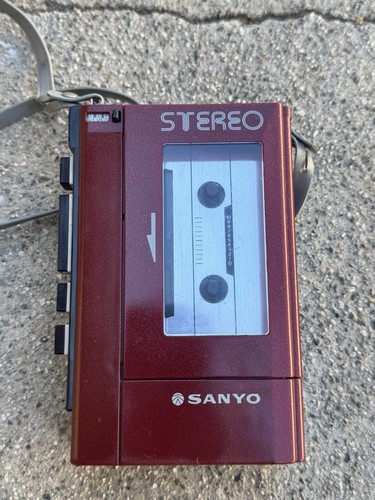 Roter Sanyo Kassettenspieler M4440 voll funktionsfähig aber brauche Aufmerksamkeit auf Lautstärke