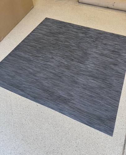 Alfombra de piso tejida Chilewich “Reed Ash” alfombrilla de silla 63”x63” gris carbón - Imagen 2 de 7