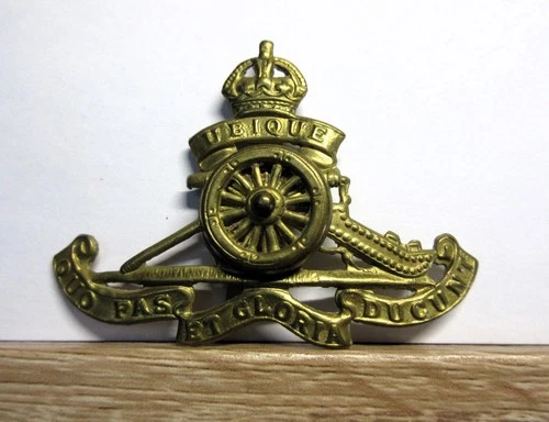Vintage WW1, WW2 The Royal Artillery MILITARY CAP BADGE, Spinning Gun Wheel