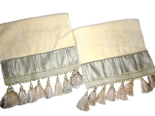 CROSCILL PLATINUM TAN DECORATIVE DAMASK FRINGED (2) FINGERTIP TOWELS 11X17