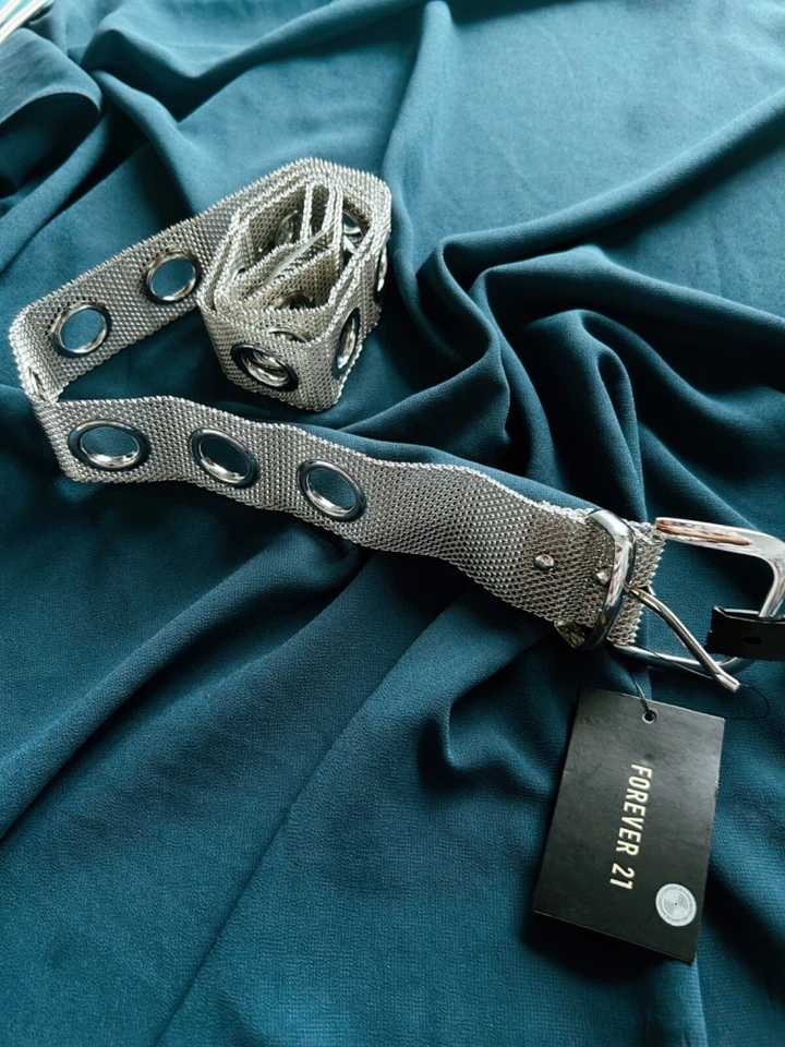 forever 21 cinturón plata Foto 3 de 4