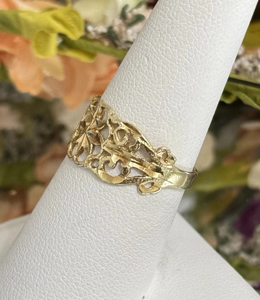 14k Yellow Gold Dainty Lightweight ￼Ladies Ornate Diamond Cut Ring Band Size 7 - Image 3 of 4