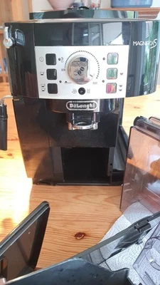 DeLonghi Magnifica ECAM 22.110 Schwarz 2 Tassen Kaffeevollautomat