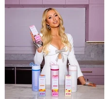 Paris Hilton x Vitapod 22oz Pearlescent Water Bottle & 6 Drink Mix. (US)