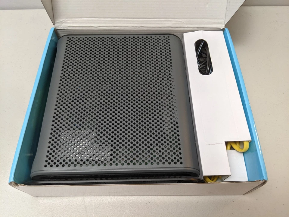 Motorola 24x8 Cable Modem plus AC1900 WiFi Router Model MG7700 New Open Box - Image 3 of 4