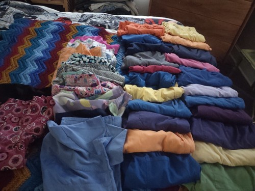 34 Nurse Medical Scrub Tops & Bottoms Women's Size Small - 第 1/7 張圖片