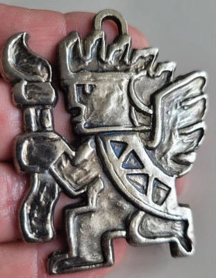 Ancien Grand Pendentif Bijou Inca Citation Henry Miller Métal Argenté Vintage  - Photo 1/3