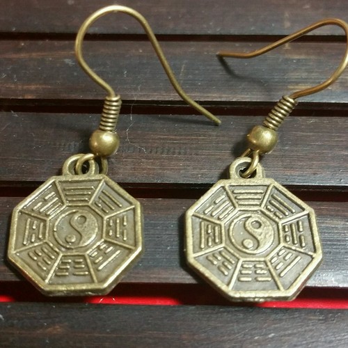 Ying Yang Symbol in Achteckform Charm Ohrringe, Messingfarbe, Tropfen/Hänger, Haken - Bild 1 von 2