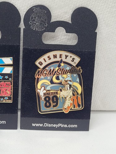  Disneys MGM STUDIOS Two Pins Mickey Goofy on Cards Trading Around The World  - Bild 3 von 6
