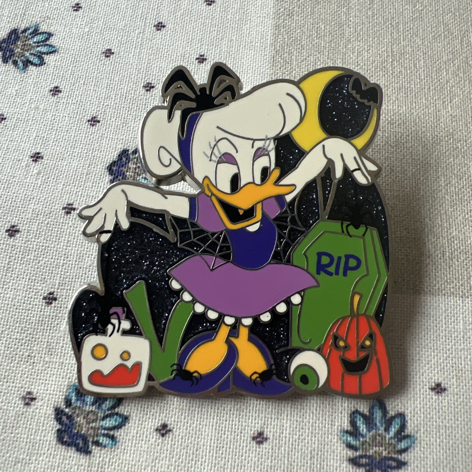 2022 Disney Daisy Glitter Happy Halloween Trick Or Treat Spider Pin 
