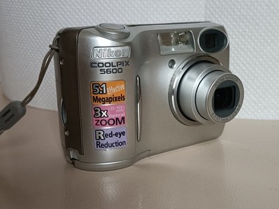 NIKON Coolpix 5600 Digitalkamera gebraucht mit Speicherkarte und USB-Kabel