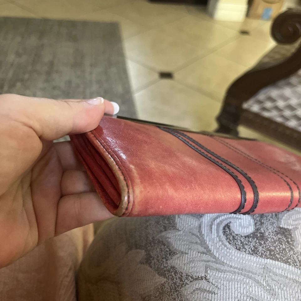 Bolso sin asas con marco de cuero envejecido rojo ladrillo Fossil Kayla herrajes con ojo de cerradura Foto 3 de 4