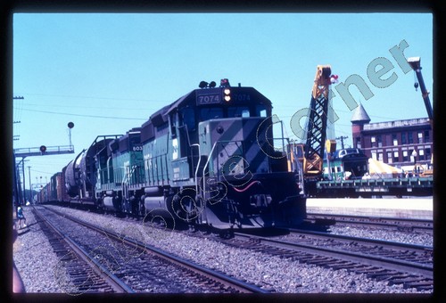 Brandneu Burlington Northern Railroad 7074-8037 Galesburg IL 6-11-88 35-mm-Dia (8540) - Bild 1 von 3