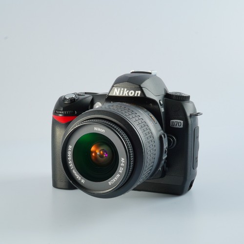 EXCELLENT Nikon D70 + AF-S DX NIKKOR 18-55mm F/3.5-5.6 G VR Digital SLR Camera
