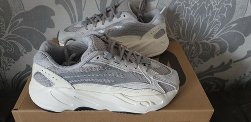 yeezy boost 700 v2 trainers