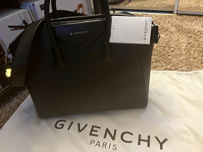 GIVENCHY Medium handbag or shoulder bag in Box calfskin leather Antigona line.