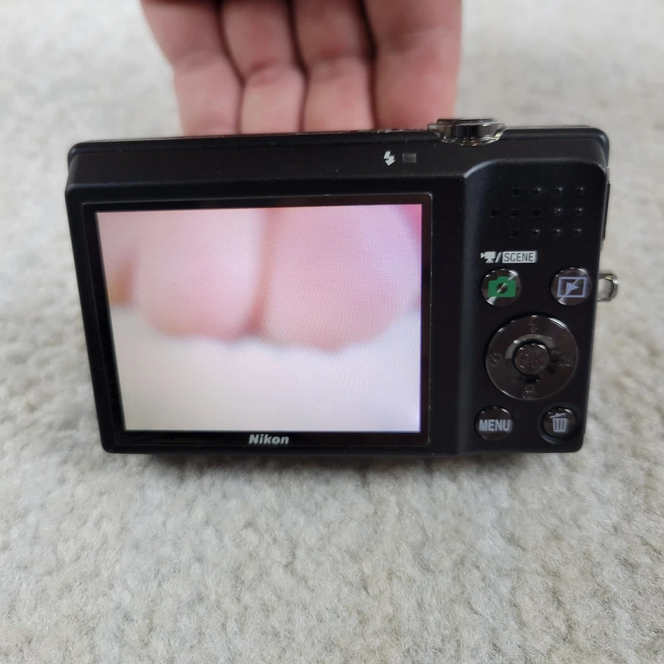 Nikon Coolpix S570 12MP Digital Camera 5x Zoom Black Battery Charger -Parts Only - Image 4 of 4