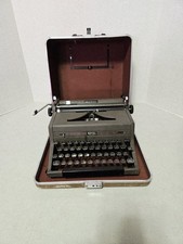 Vintage Royal Quiet De Luxe Portable Typewriter With Case Made In USA (1940s) thumbnail