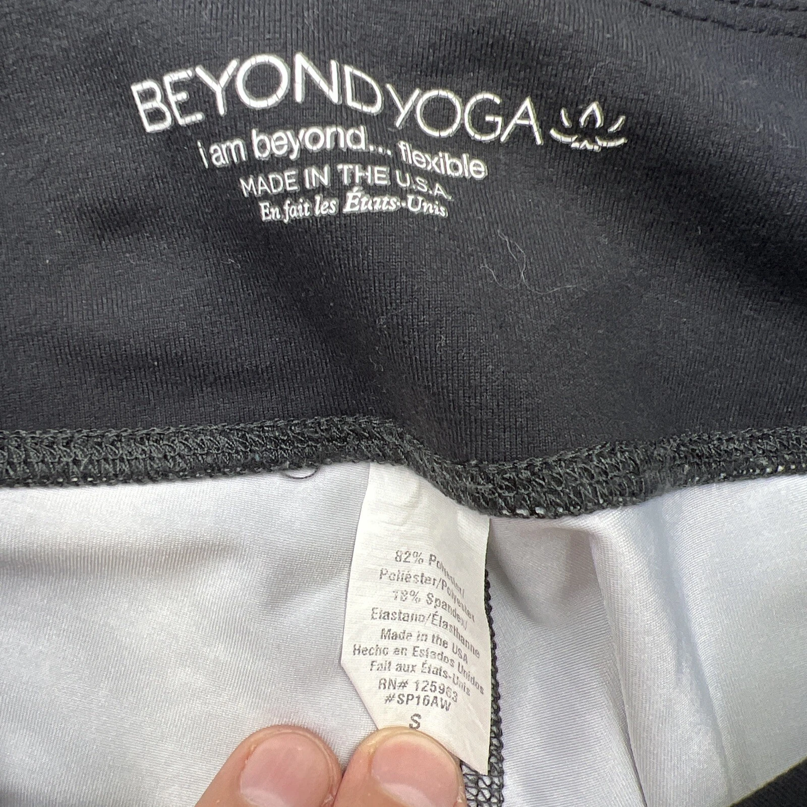 beyond-yoga vysokým pasem abstraktním vzorem leggings