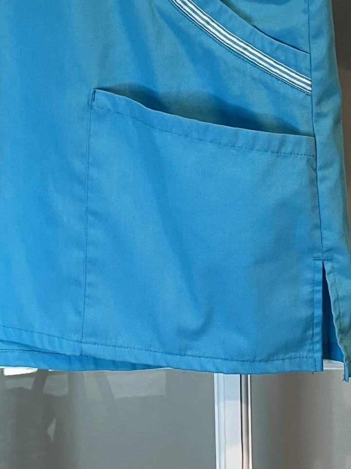 Blusa esfoliante SB Scrubs tamanho pequeno com acabamento branco - Imagem 3 de 4