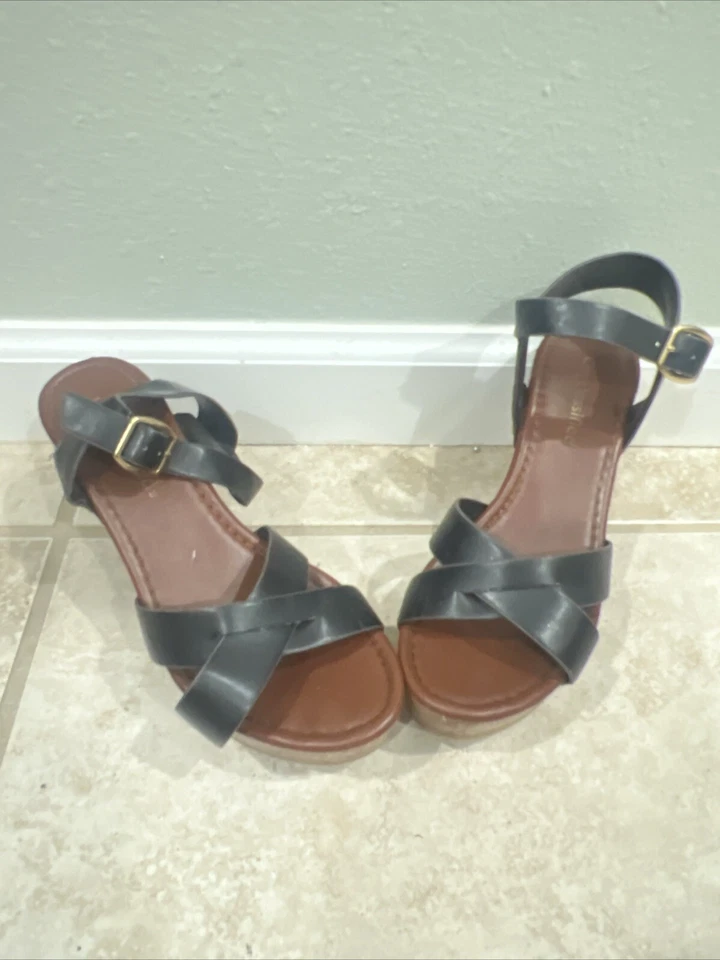 Sandalias de cuña clasificadas para mujer negras entrecruzadas talla 6 con estampado de madera Foto 2 de 4