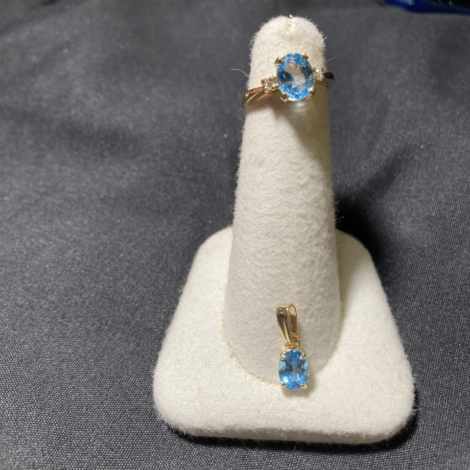 Juego de colgantes de oro amarillo de 14k con topacio azul y pendientes a juego Foto 3 de 4