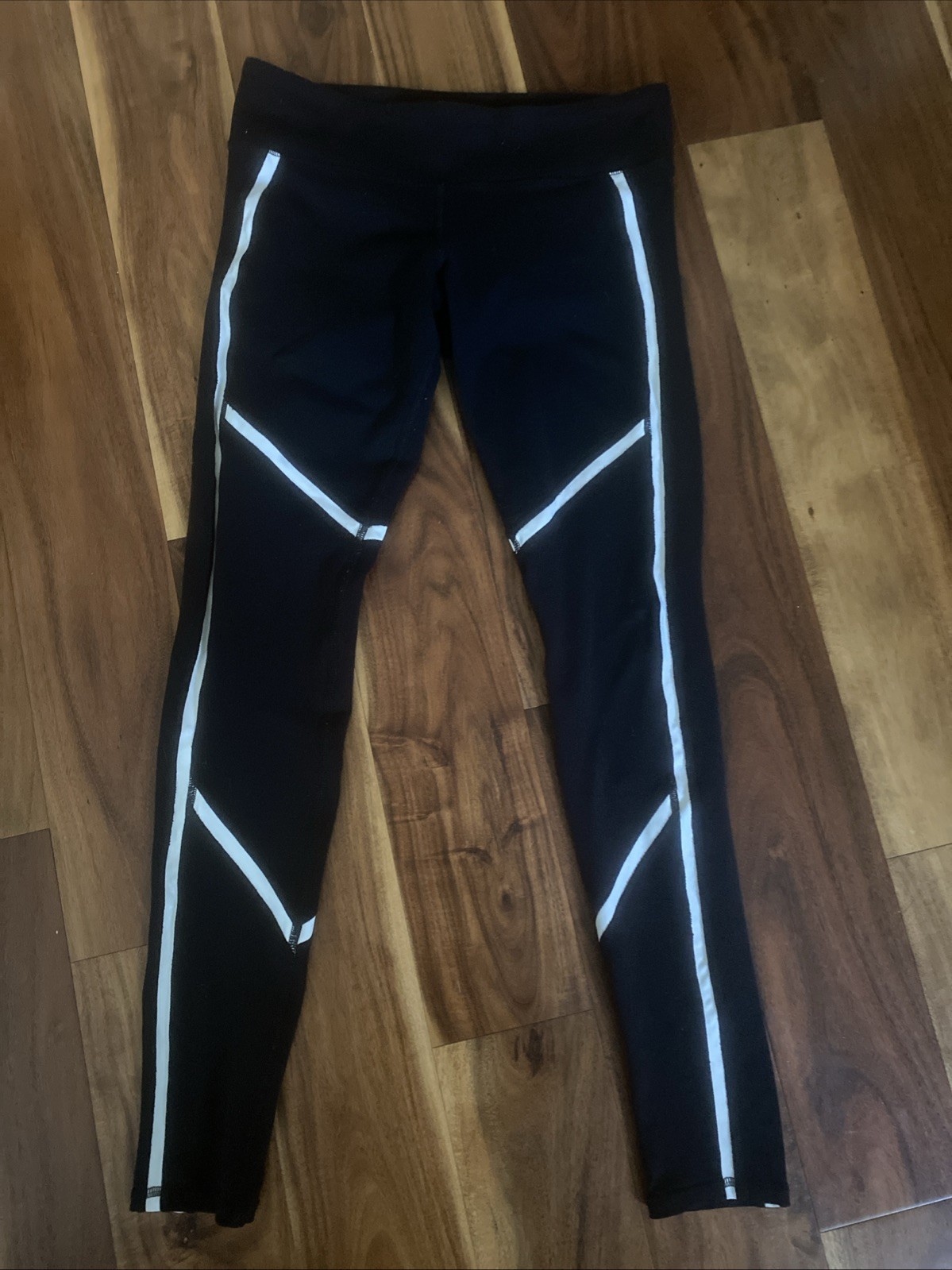 Alo Yoga Talia Performance Leggings in Black with White Graphic Design