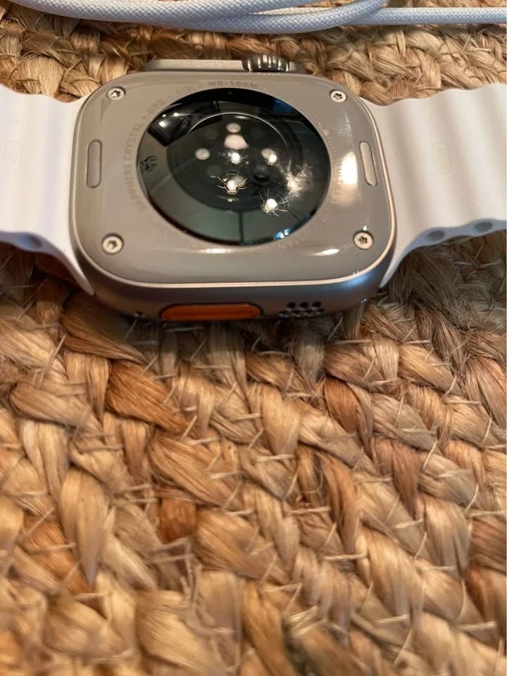 Apple Watch Ultra 49mm estojo de titânio com pulseira branca, pequeno (GPS + safira Ce - Imagem 2 de 4