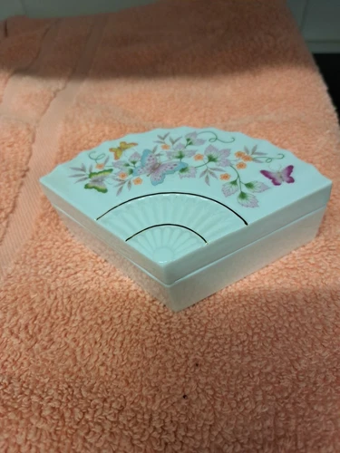 Avon Fan Shaped Trinket Box With Lid. Floral Butterfly Pattern. 1980. 