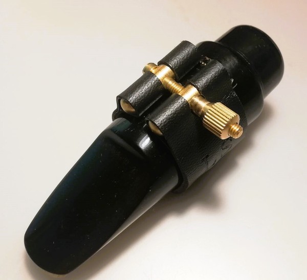 Boquilla Saxo Tenor Meazzi 96 mm, incluye abrazadera y capucha.