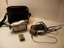 Samsung SCD23 MiniDV Video Camcorder  Battery/Charger/Bag  powers on untested