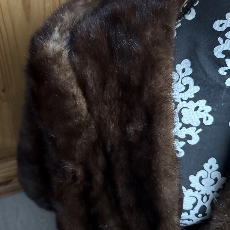 Mantón de piel de visón marrón oscuro vintage envolvente estola Buffums’ California Bertolini Foto 3 de 4