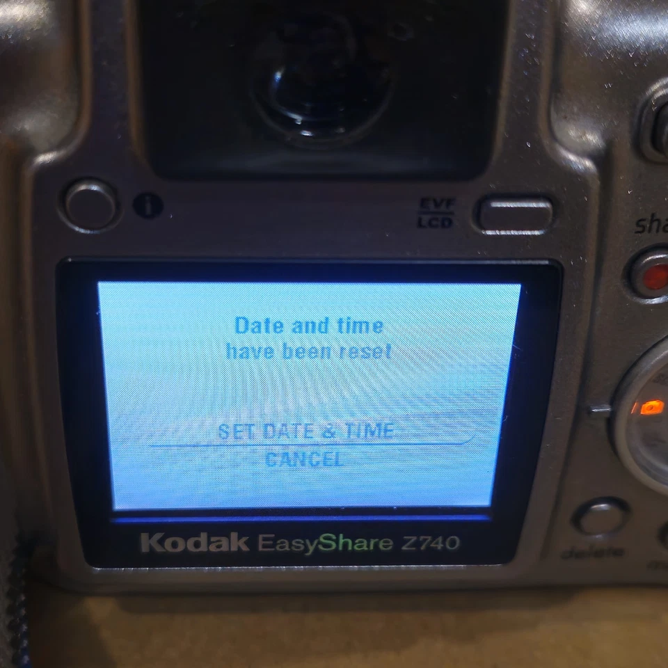 Kodak EasyShare Z740 5.0MP 10x Zoom Silver Digital Camera Working Vgc  - Image 2 of 4