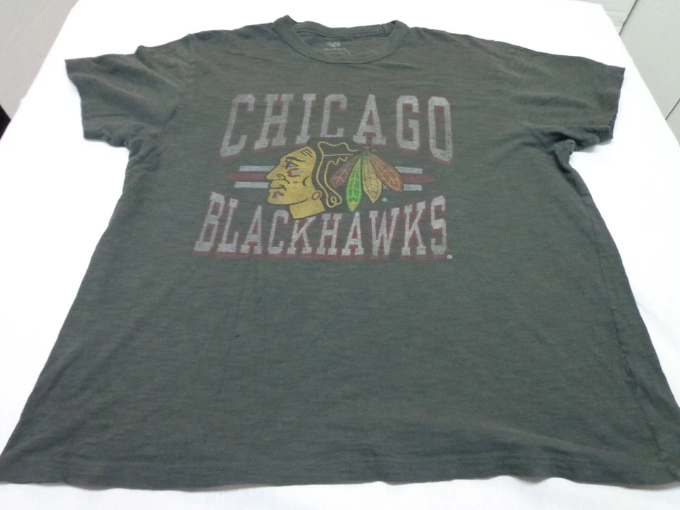 Chicago Blackhawks  NHL Hockey Banner Brand    T-shirt Size Medium   FLAWS - Image 3 of 4