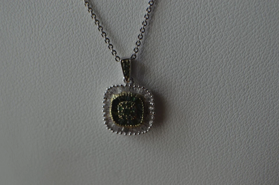 Colgante de diamantes verdes/blancos de 0,50 quilates de platino sobre cadena fina de plata de ley de 20" Foto 2 de 4