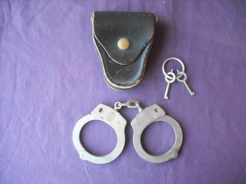 SMITH & WESSON ~ Vintage Mid-50s Handcuffs With Keys & Leather Case