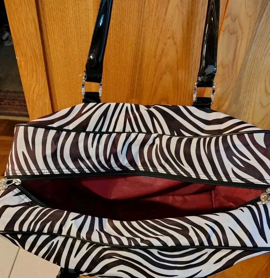 KATHY VAN ZEELAND 黑色白色斑马携带周末 18 英寸超大行李 (B7) — 第 4/4 张图片