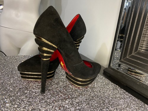 Scarpe con plateau Cesare Paciotti da donna nere in pelle scamosciata taglia 37. Elenco $850 - Foto 12 di 12