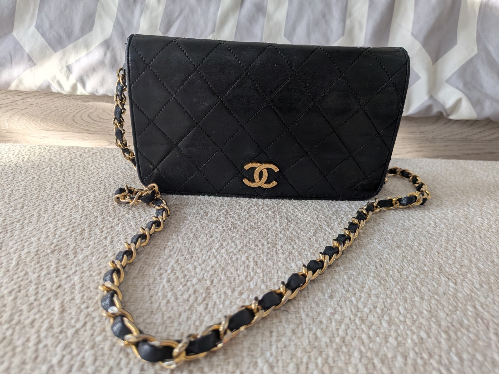 Bolso Chanel Mini Matelasse vintage con solapa completa en piel de cordero negro