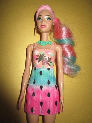 B2200) ATTRAKTIVE COLOR REVEAL BARBIE MATTEL 2021 OHRRINGE+KURZER ROCK+SCHUHE