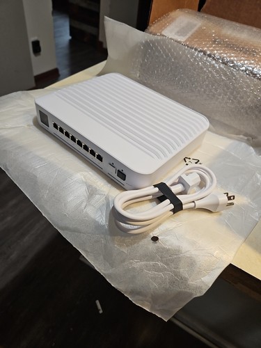 Ubiquiti UniFi Switch Enterprise 8 PoE Layer 3 Switch, 8x 2.5G PoE+ Ports, 2x... - Picture 4 of 4