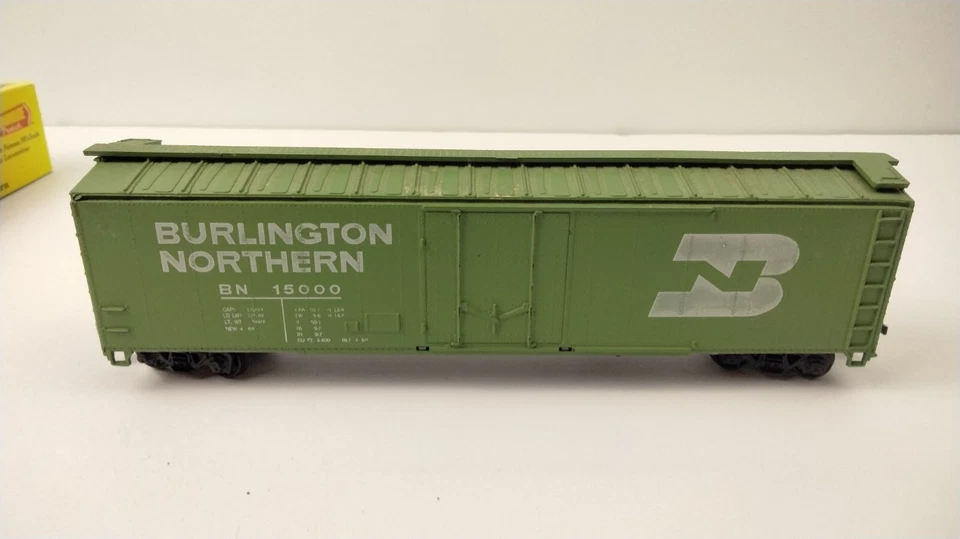 HO Roundhouse 3630 50' Plug Door Box Car Burlington Northern BN 15000  - Image 4 of 4