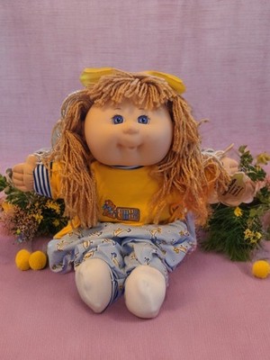 Vintage 1988 1st Edtn 15'' Tall CABBAGE PATCH DOLL ''PHILIPPA NOELLE'' With Name Card